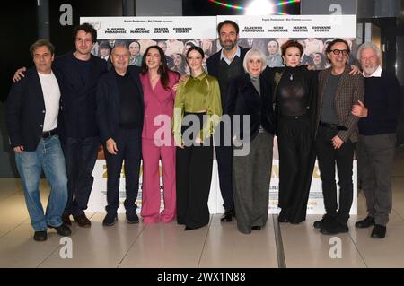 Walter Leonardi, Alberto Paradossi, Gast, Anna Ferraioli Ravel, Marta Gastini, Neri Marcore, Pia Engleberth, Pia Lanciotti, Giovanni Esposito und Antonio Catania beim Photocall zum Kinofilm Zamora im Cinema Adriano. Rom, 26.03.2024 *** Walter Leonardi, Alberto Paradossi, Gast, Anna Ferraioli Ravel, Marta Gastini, Neri Marcore, Pia Engleberth, Pia Lanciotti, Giovanni Esposito und Antonio Catania beim Fotobesuch zum Film Zamora im Kino Adriano Rom, 26 03 2024 Foto:XA.XM.xTinghinox/xFuturexImagex zamora 4363 Stockfoto