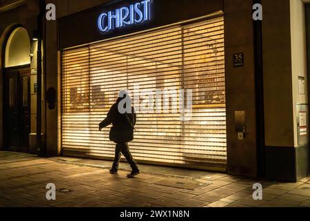 Christ Juweliergeschäft in der Neuhauser Straße, abends, München, März 2024 Deutschland, München, März 2024, Christ Juweliergeschäft in der Neuhauser Straße, abends bei Dunkelheit, Geschäft schon geschlossen, schließt um 19 Uhr, Passantin, Christ Juweliere und Uhrmacher, Bayern *** Christ Juweliergeschäft in der Neuhauser Straße, Abend, München, März 2024 Deutschland, München, München, März 2024, Christusschmuckgeschäft in der Neuhauser Straße, Abend im Dunkeln, Geschäft bereits geschlossen, schließt um 19 Uhr, Passant, Christusjuweler und Uhrmacher, Bayern Stockfoto