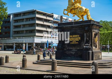 Goldener Reiter, Dresden, Sachsen, Deutschland Goldener Reiter, Reiterstandbild des sächsischen Kurfürsten und Königs von Polen, August der starke am Neustädter Markt in Dresden, Sachsen, Deutschland, nur zur redaktionellen Verwendung. Goldener Reiter, Reiterstatue des sächsischen Kurfürsten und Königs von Polen, Augustus der Starke auf dem Neustädter Markt in Dresden, Sachsen, Deutschland, nur für redaktionelle Zwecke. Stockfoto