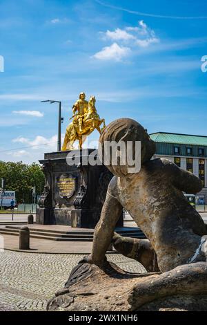 Goldener Reiter, Dresden, Sachsen, Deutschland Goldener Reiter, Reiterstandbild des sächsischen Kurfürsten und Königs von Polen, August der starke am Neustädter Markt in Dresden, Sachsen, Deutschland. Goldener Reiter, Reiterstatue des sächsischen Kurfürsten und Königs von Polen, Augustus der Starke auf dem Neustädter Markt in Dresden, Sachsen. Stockfoto