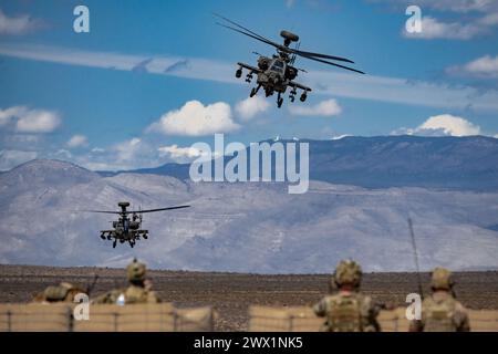 AH-64 Apachen der 3. Geschwader, 6. Kavallerie, 1. Panzerdivision Kampfbrigade, manövrieren während der Operation Sandlot über einen Kamm Stockfoto