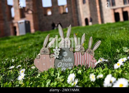 26.03.2024, xpsx, Lokal Hanau Frohe Ostern Impressionen v.l. Ostern Frohe Ostern Osterhasen Symbol Symbolbild wiese Gänseblumen Gänseblümchen OStereier Eier Osternest hintergrund Wallonisch-Niederländische Kirche, Hanau Hessen Deutschland DEU *** 26 03 2024, xpsx, Local Hanau Happy Easter Impressions V l Ostern Hase Hase Symbol Bild Wiese Gänseblümchen Oster Eier Osternest Hintergrund Wallonische Niederländische Kirche, Hanau Hessen Deutschland DEU Stockfoto