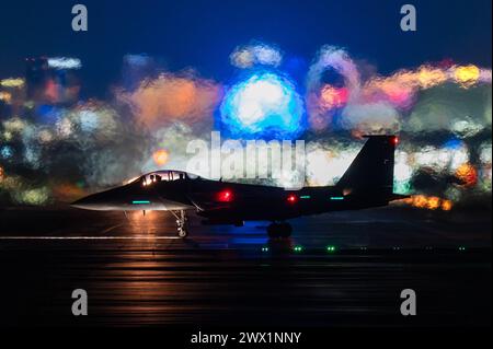 Ein F-15E Strike Eagle, der dem 366th Fighter Wing auf der Mountain Home Air Force Base in Idaho zugeordnet ist, startet während der Red Flag-Nellis 24 zu einer Nachtmission Stockfoto