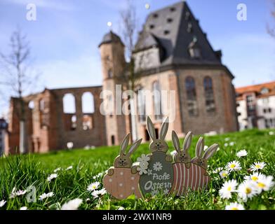 26.03.2024, xpsx, Lokal Hanau Frohe Ostern Impressionen v.l. Ostern Frohe Ostern Osterhasen Symbol Symbolbild wiese Gänseblumen Gänseblümchen OStereier Eier Osternest hintergrund Wallonisch-Niederländische Kirche, Hanau Hessen Deutschland DEU *** 26 03 2024, xpsx, Local Hanau Happy Easter Impressions V l Ostern Hase Hase Symbol Bild Wiese Gänseblümchen Oster Eier Osternest Hintergrund Wallonische Niederländische Kirche, Hanau Hessen Deutschland DEU Stockfoto