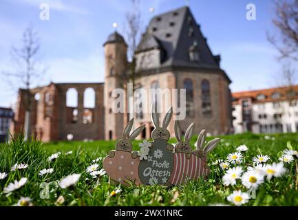 26.03.2024, xpsx, Lokal Hanau Frohe Ostern Impressionen v.l. Ostern Frohe Ostern Osterhasen Symbol Symbolbild wiese Gänseblumen Gänseblümchen OStereier Eier Osternest hintergrund Wallonisch-Niederländische Kirche, Hanau Hessen Deutschland DEU *** 26 03 2024, xpsx, Local Hanau Happy Easter Impressions V l Ostern Hase Hase Symbol Bild Wiese Gänseblümchen Oster Eier Osternest Hintergrund Wallonische Niederländische Kirche, Hanau Hessen Deutschland DEU Stockfoto