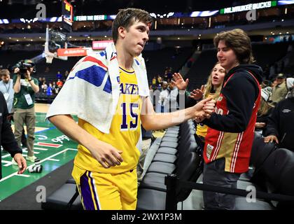 Milwaukee, USA. März 2024. Die Austin Reaves der Los Angeles Lakers verlässt das Spielfeld nach dem regulären NBA-Spiel zwischen den Los Angeles Lakers und Milwaukee Bucks in Milwaukee, USA, am 26. März 2024. Quelle: Joel Lerner/Xinhua/Alamy Live News Stockfoto