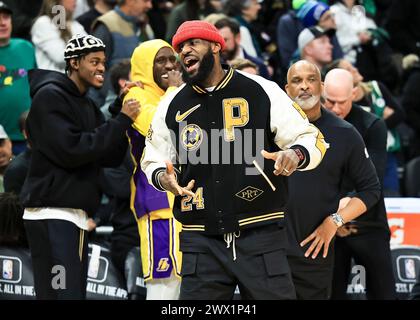Milwaukee, USA. März 2024. LeBron James und seine Teamkollegen der Los Angeles Lakers feiern den Doppelsieg in der regulären NBA-Saison zwischen Los Angeles Lakers und Milwaukee Bucks in Milwaukee, USA, am 26. März 2024. Quelle: Joel Lerner/Xinhua/Alamy Live News Stockfoto