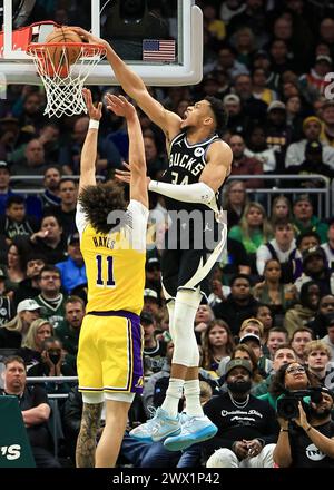 Milwaukee, USA. März 2024. Milwaukee Bucks’ Giannis Antetokounmpo (R) dunks während des regulären NBA-Saisonspiels zwischen Los Angeles Lakers und Milwaukee Bucks in Milwaukee, USA, 26. März 2024. Quelle: Joel Lerner/Xinhua/Alamy Live News Stockfoto