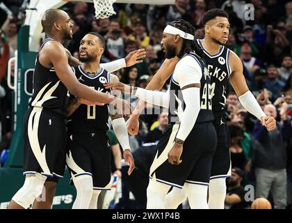 Milwaukee, USA. März 2024. Die Spieler von Milwaukee Bucks feiern die Führung während des regulären NBA-Spiels zwischen den Los Angeles Lakers und Milwaukee Bucks in Milwaukee, USA, am 26. März 2024. Quelle: Joel Lerner/Xinhua/Alamy Live News Stockfoto