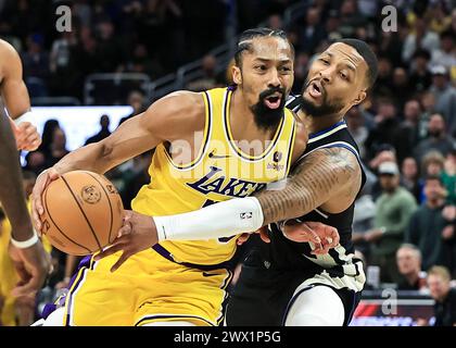 Milwaukee, USA. März 2024. Los Angeles Lakers' Spencer Dinwiddie (L) streitet mit Milwaukee Bucks' Damian Lillard während des NBA-Spiels in Milwaukee, USA, am 26. März 2024. Quelle: Joel Lerner/Xinhua/Alamy Live News Stockfoto