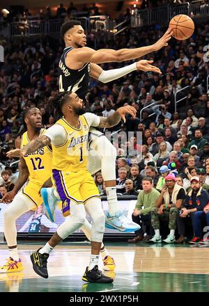 Milwaukee, USA. März 2024. Giannis Antetokounmpo (TOP) von Milwaukee Bucks spielt den Ball während des regulären NBA-Saisonspiels zwischen Los Angeles Lakers und Milwaukee Bucks in Milwaukee, USA, am 26. März 2024. Quelle: Joel Lerner/Xinhua/Alamy Live News Stockfoto