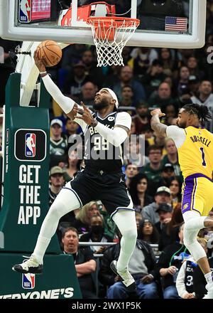 Milwaukee, USA. März 2024. Milwaukee Bucks' Jae Crowder (L) geht in den Korb während des regulären NBA-Saisonspiels zwischen Los Angeles Lakers und Milwaukee Bucks in Milwaukee, USA, am 26. März 2024. Quelle: Joel Lerner/Xinhua/Alamy Live News Stockfoto