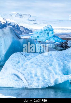 Ein großer Eisblock ist von kleineren Eisblöcken umgeben. Die Szene ist ruhig und friedlich, und die Eisformationen schaffen ein Gefühl der Ruhe Stockfoto