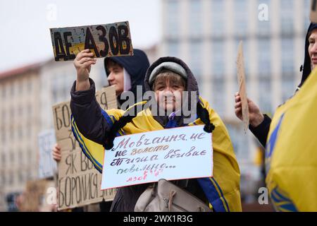 Die ältere ukrainische Dame hält ein Banner: „Wo ist Asov?“ Auf einer öffentlichen Demonstration, die den gefangenen Verteidigern von Mariupol und Azovstal gewidmet ist. Kiew - 24. März 2024 Stockfoto