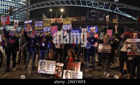 Familienmitglieder der Geiseln, die sich noch in Gaza befinden, und ihre Anhänger halten Schilder, während sie während einer Demonstration nach dem Zusammenbruch der letzten Runde von Geiselverhandlungen in Katar eine große Autobahn außerhalb des Verteidigungsministeriums blockieren und einen Deal zur Freilassung israelischer Geiseln fordern, die in der gehalten werden Gazastreifen am 26. März 2024 in Tel Aviv, Israel. Stockfoto