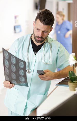 Verwirrter Arzt, der sich Magnetresonanztomographie ansieht Stockfoto
