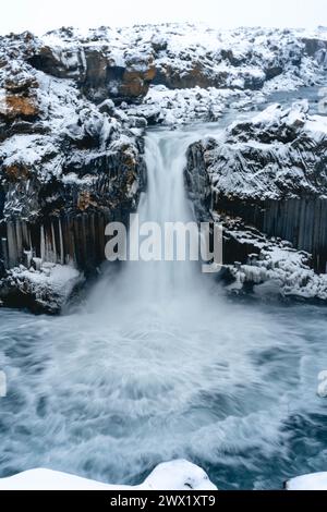 Die wunderschöne Aussicht auf Aldeyjarfoss im Winter. Island Stockfoto