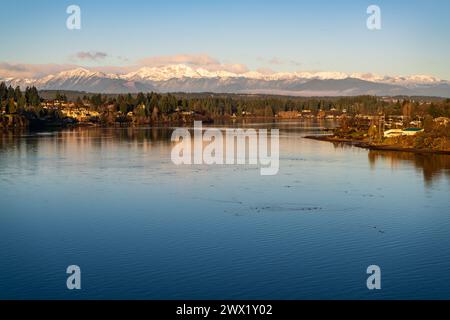 Blick auf die Olympic Mountains von Bremerton, Washington State, USA Stockfoto