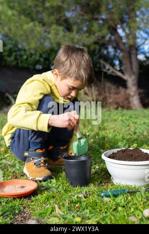 Kinder Pflanzen im Freien in Töpfen Stockfoto