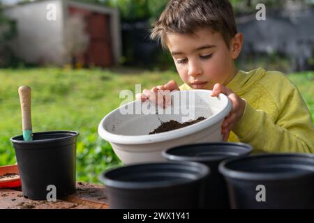 Junge, der in seinem Garten Gartenarbeit macht Stockfoto