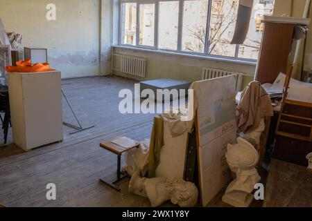 KIEW, UKRAINE - 26. MÄRZ 2024 - Ein Klassenzimmer in der Staatlichen Akademie für dekorative und angewandte Kunst und Design Mykhailo Boichuk Kiew im Bezirk Petscherskyi, das durch die Trümmer einer abgestürzten russischen ballistischen Rakete zerstört wurde, Kiew, Hauptstadt der Ukraine. Wie berichtet, starteten russische Truppen am Montag, den 25. März, um etwa 10:30 Uhr Ortszeit zwei ballistische Raketen in die ukrainische Hauptstadt. Stockfoto