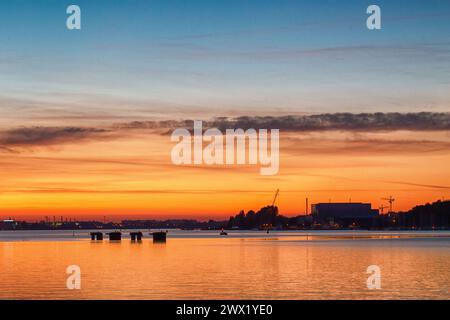 Sonnenuntergang über dem Fluss Warnow in Rostock im Norden Deutschlands Stockfoto