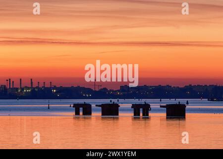 Sonnenuntergang über dem Fluss Warnow in Rostock im Norden Deutschlands Stockfoto