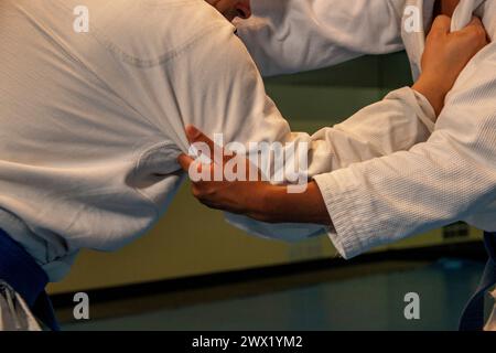 Kampfkunst in diesem Fall Jiu Jitsu, wo Sie Details des Kimonos sehen können, Blaugürtel, Sweeps, Griffe... Stockfoto