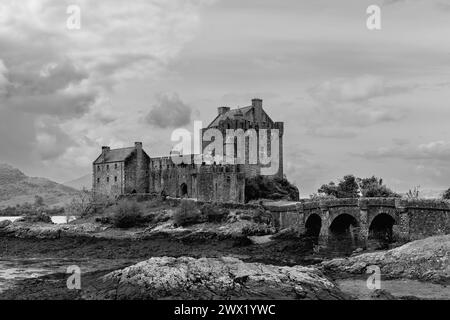 Die zeitlose Pracht von Eilean Donan Castle wird in diesem Graustufenbild mit der ikonischen Struktur und der Zugangsbrücke dargestellt Stockfoto