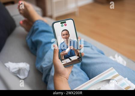 Patient, der mit dem Arzt über Telehealth auf dem Smartphone spricht, über Medikamente Stockfoto