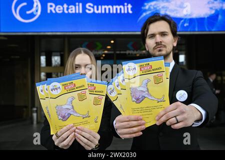 Prag, Tschechische Republik. März 2024. Das erste Ereignis der Tierverteidiger für die Grausamkeitskampagne Albert fand am 27. März 2024 in Prag, Tschechien, statt. Zehn Aktivisten in formeller Kleidung verteilten Flugblätter, die die Realität der Hühnerzucht darstellten, und belieferten die Albert-Supermarktkette an die Besucher des Einzelhandels-Gipfels 2024. Quelle: VIT Simanek/CTK Photo/Alamy Live News Stockfoto