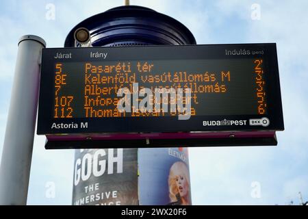 LED-Bushaltestelle Informationsschild bei Astoria M. Stockfoto