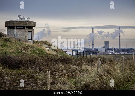 WIJK AAN ZEE - Messgeräte an einem alten deutschen Aussichtsturm in den Dünen bei Wijk aan Zee. Die Messungen werden von Greenpeace und der Stiftung Frisse Wind durchgeführt, um die Verschmutzung des nahegelegenen Standorts des Stahlwerks Tata Steel in IJmuiden zu untersuchen. Die Überwachung begann, nachdem die Anwohner sich Sorgen über die eigenen Schadstoffzahlen von Tata gemacht hatten. ANP ROBIN VAN LONKHUIJSEN niederlande aus - belgien aus Stockfoto