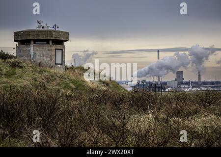 WIJK AAN ZEE - Messgeräte an einem alten deutschen Aussichtsturm in den Dünen bei Wijk aan Zee. Die Messungen werden von Greenpeace und der Stiftung Frisse Wind durchgeführt, um die Verschmutzung des nahegelegenen Standorts des Stahlwerks Tata Steel in IJmuiden zu untersuchen. Die Überwachung begann, nachdem die Anwohner sich Sorgen über die eigenen Schadstoffzahlen von Tata gemacht hatten. ANP ROBIN VAN LONKHUIJSEN niederlande aus - belgien aus Stockfoto