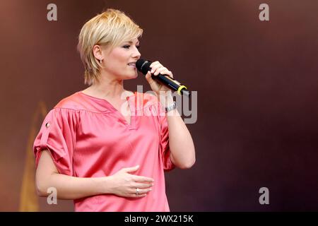 Helene Fischer live bei der NDR 1 Schlagerparty auf dem EXPO-Plaza fest. Hannover, 06.06.2010 *** Helene Fischer live auf der NDR 1 Schlagerparty auf der EXPO Plaza fest Hannover, 06 06 2010 Foto:XC.xNiehausx/xFuturexImagex fischer 0618 Stockfoto