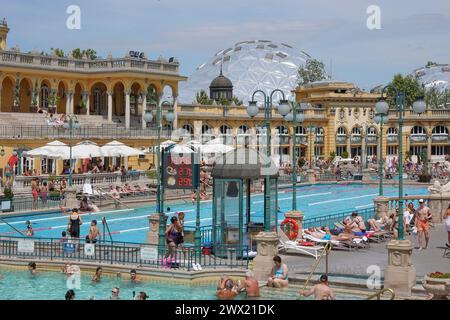 Ungarn, Budapest, Varoslige, Budapests berühmtestes und beliebtestes Spa sind die Szechenyi-Bäder. Thermalbecken im Freien Foto © Fabio Mazzarella/Sinte Stockfoto