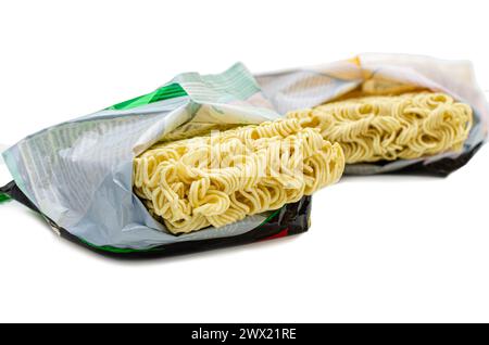 Rohe getrocknete Instant-Nudeln in geöffnetem Zustand aus der Nahaufnahme des Pakets. Teigwaren, für deren Zubereitung es ausreicht, Wasser zu gießen. Stockfoto