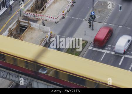 Die Ringbahn faehrt ein in den S-Bahnhof Schöneberg, aufgenommen in Berlin, 22.03.2024. Berlin Deutschland *** die Ringbahn führt in die S- Stockfoto