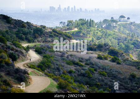 Griffith Observatory im Griffith Park, Los Angeles, Kalifornien, USA. Mit über 4.000 Hektar ist der Park einer der größten städtischen Parks der Welt. Stockfoto