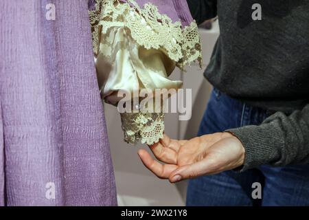 Leighton House, London, Großbritannien. März 2024. Teekleid im Besitz von Maud c 1902, Crepe-Kleid mit Samt- und Spitzendetails und Seidenfutter landesweit bedeutsame Outfits, die die intime Geschichte einer Mittelklasse-Mutter und ihrer wohlhabenden Tochter in einem Moment in der Geschichte, der die Art und Weise, wie Mode heute konsumiert, im Mittelpunkt stehen.Paul Quezada-Neiman/Alamy Live News Credit: Paul Quezada-Neiman/Alamy Live News Stockfoto