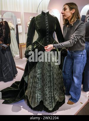 Sambourne House, London, Großbritannien. März 2024. Nachmittagsoutfit im Besitz von Marion c.1885 Velvet Bodice und Zug mit Seidenrock. Die Ausstellung umfasst mehr als 40 Exponate, die wichtige Momente in Marions Leben und Mauds Leben kennzeichneten. Sie bieten ein detailliertes Bild ihrer Mutter-Tochter-Beziehung und wie Mode ihre Persönlichkeiten und das Leben der Frauen dieser Zeit beeinflusste. Neben den 10 Kleidern werden Fotografien, Briefe, Zeichnungen und Quittungen aus dem Sambourne-Archiv zu sehen sein.Paul Quezada-Neiman/Alamy Live News Credit: Paul Quezada-Neiman/Alamy Live News Stockfoto