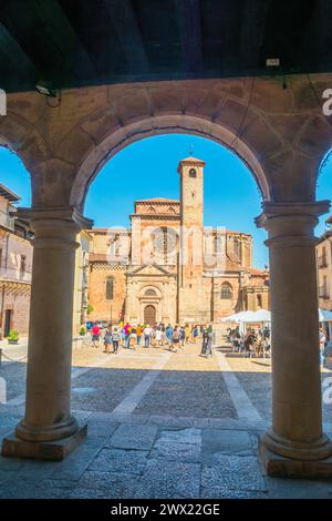 Kathedrale und Plaza Mayor. Sigüenza, Provinz Guadalajara, Castilla La Mancha, Spanien. Stockfoto