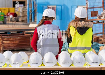 2024-03-26,Berlin,Baustelle Estrel Tower, Baubeginn Juli 2021,Eröffnung Ende 2025, Brutto-Grundfläche 77,500 qm,das Gebäude wird bei Fertigstellung eine Höhe von 176 Meter haben und somit der höchste Wolkenkratzer in Berlin sein.Pressetermin:der Berliner Senat besuch die Baustelle. *** 2024 03 26,Berlin,Baustelle Estrel Tower, Baubeginn Juli 2021,Eröffnung Ende 2025, Bruttogeschossfläche 77.500 qm,das Gebäude wird nach Fertigstellung 176 Meter hoch und damit das höchste Hochhaus Berlins Presseveranstaltung der Berliner Senat besucht die Baustelle Stockfoto