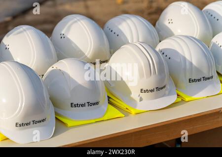 2024-03-26,Berlin,Baustelle Estrel Tower, Baubeginn Juli 2021,Eröffnung Ende 2025, Brutto-Grundfläche 77,500 qm,das Gebäude wird bei Fertigstellung eine Höhe von 176 Meter haben und somit der höchste Wolkenkratzer in Berlin sein.Pressetermin:der Berliner Senat besuch die Baustelle. *** 2024 03 26,Berlin,Baustelle Estrel Tower, Baubeginn Juli 2021,Eröffnung Ende 2025, Bruttogeschossfläche 77.500 qm,das Gebäude wird nach Fertigstellung 176 Meter hoch und damit das höchste Hochhaus Berlins Presseveranstaltung der Berliner Senat besucht die Baustelle Stockfoto