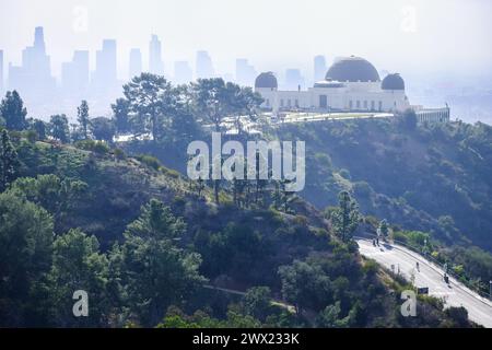 Griffith Observatory im Griffith Park, Los Angeles, Kalifornien, USA. Mit über 4.000 Hektar ist der Park einer der größten städtischen Parks der Welt. Stockfoto