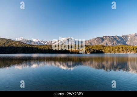 Der Wintersee in Bayern bei München mit schneebedeckter Nähe Stockfoto