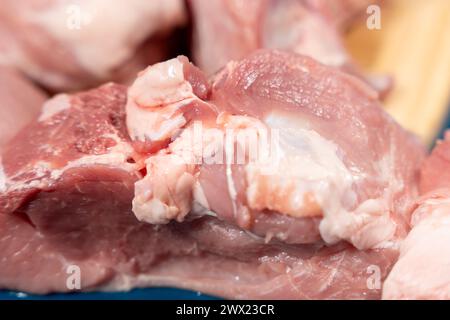 Schweinefleisch in Stücke geschnitten liegt auf einem Schneidebrett. Schweinefleisch in Nahaufnahme. Stockfoto