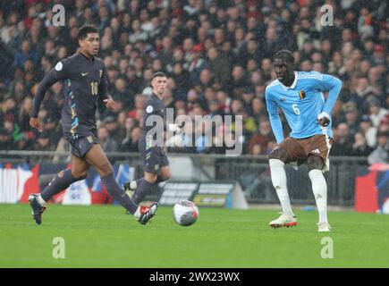 Jude Bellingham (Real Madrid) aus England und Amadou Onana aus Belgien in Aktion während des internationalen Fußballspiels zwischen England und Belgien Stockfoto