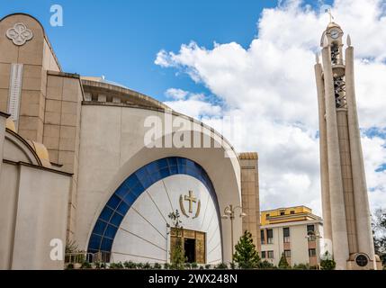 Die Auferstehungskirche (Katedralja Ngjallja e Krishtit) ist eine albanisch-orthodoxe Kirche in Tirana, Albanien Stockfoto