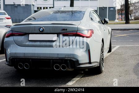 Minsk, Weißrussland, 27. März 2024 - Rückansicht teures Coupé BMW M4 Wettbewerb auf Parkplatz Stockfoto